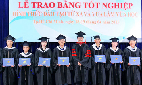 Lễ trao bằng tốt nghiệp khoá đào tạo đại học từ xa mà ông già 68 tuổi theo học. 