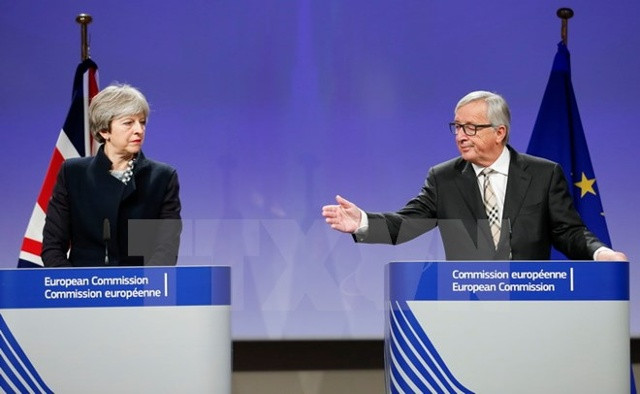 Thủ tướng Anh Theresa May (trái) và Chủ tịch EC Jean-Claude Juncker tại cuộc họp báo ở Brussels, Bỉ ngày 4/12. (Nguồn: THX/TTXVN)