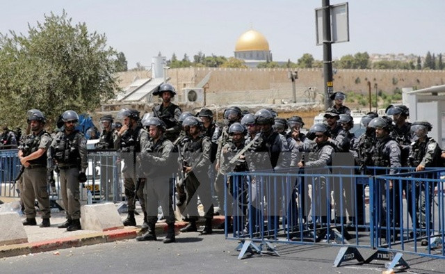 Cảnh sát Israel gác tại thành cổ Jerusalem ngày 28/7. Nguồn: EPA/TTXVN