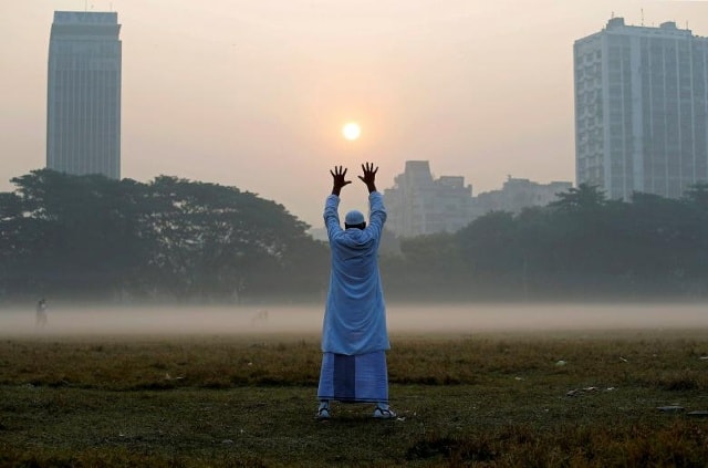 Một người đàn ông tập thể dục trong công viên vào một buổi sáng mùa đông ở Kolkata, Ấn Độ, ngày 4 tháng 12 năm 2017