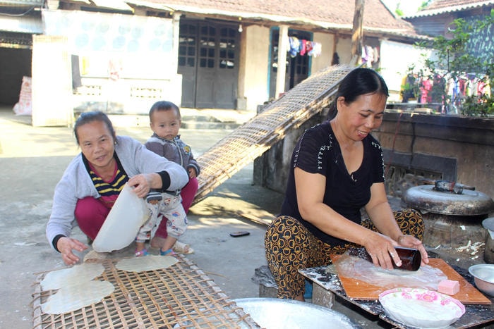 Người dân làm bánh đa sắn theo dõi thời tiết khá kỹ, chọn ngày nắng ráo mới làm. Hôm nào làm bánh, họ thức dậy từ 1 - 2 h sáng và làm cho đến 7 - 8 h mới xong. Chị Lưu Thị Hòa (43 tuổi), một người làm bánh lâu năm trong xóm cho biết, 1 kg sắn củ làm được 5 chiếc bánh đa, mỗi ngày nhà chị làm hết 60 - 80 kg sắn tươi. Ảnh: Huy Thư