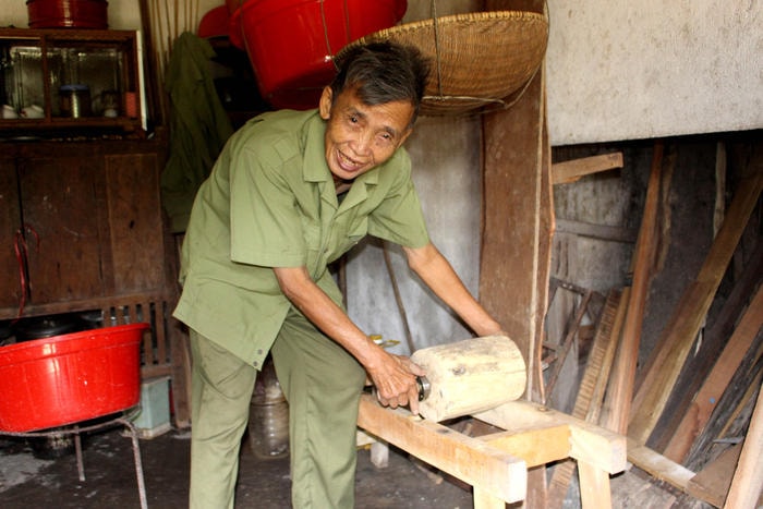 Trong xóm có vợ chồng cụ Nguyễn Gia Lương (78 tuổi) vẫn tích cực tham gia làm bánh. Mỗi buổi sáng, 2 cụ cũng làm được vài yến sắn tươi. Đặc biệt, cụ Lương là người sản xuất máy mài sắn cho cả làng. Ảnh: Huy Thư