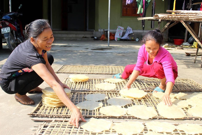 Cũng như bánh đa gạo, bánh đa sắn được phơi vừa khô thì thu dọn, không để bánh khô quá dễ vỡ, cong queo. Ảnh: Huy Thư