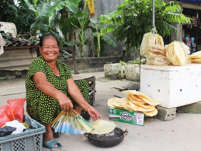 Bánh đa sắn Thanh Tường thơm ngon được khách hàng trong và ngoài tỉnh ưa chuộng. Sản phẩm làm ra được lái buôn đến thu mua ngay tại nhà với giá 1.400 - 1.500 đồng/chiếc. Ông Nguyễn Thế Hòa -xóm trưởng xóm 1 cho biết: Nghề làm bánh đa sắn kéo dài từ tháng 10 đến tháng 4 năm sau, đã tạo việc làm cho nhiều lao động và đem lại thu nhập khá cho người dân trong xóm. Ảnh: Huy Thư