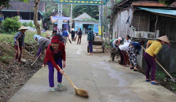 Ông Lô Quang Vinh – Bí thư Chi bộ bản Bãi Xa cho biết “ Trong các cuộc họp Ban quản lý đều lồng ghép tuyên truyền, hướng dẫn, đôn đốc các hộ giữ gìn vệ sinh chung, các đoàn thể thường xuyên kiểm tra, đôn đốc hộ gia đình nào chưa làm tốt sẽ vận động, khuyên họ bảo khi nào có rác nhớ bỏ rác đúng nơi quy định, để sạch sẽ cho gia đình mình, đảm bảo sức khỏe. Ông Vinh cho biết thêm thời gian tới sẽ triển khai trồng hơn 300 gốc hoa ban dọc các tuyến đường, từ nguồn kinh phí hỗ trợ của xã để tạo điểm nhẫn cho bản”