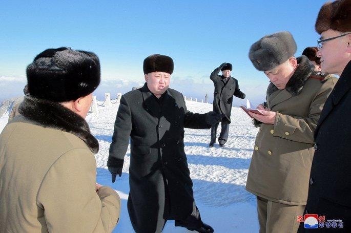 Tháp tùng ông Kim Jong-un có các quan chức cao cấp của Đảng Lao động Triều Tiên và chính quyền tỉnh Ryanggang (Lưỡng Giang) và các sĩ quan cao cấp Quân đội Nhân dân Triều Tiên. (Ảnh: KCNA)