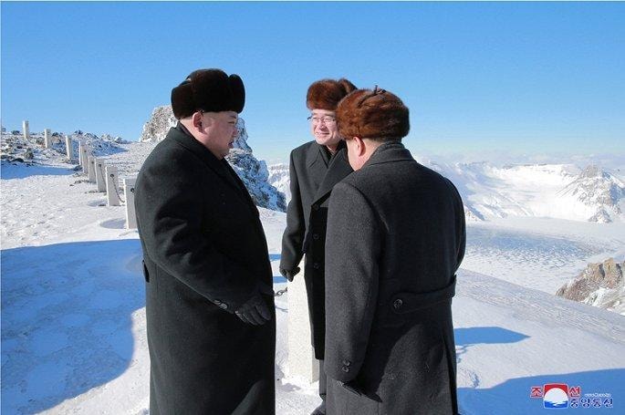 Ông Kim Jong-un cho biết cần tăng cường giáo dục truyền thống cách mạng tại ngọn núi Bạch Đầu, địa danh gắn liền với nhiều mốc lịch sử của Triều Tiên. (Ảnh: KCNA)