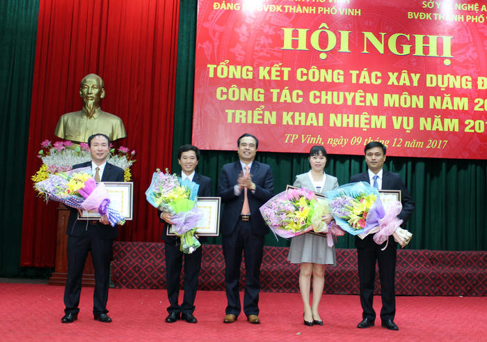 Khen thưởng các đảng viên tiêu biểu năm 2017. Ảnh: Đinh Nguyệt