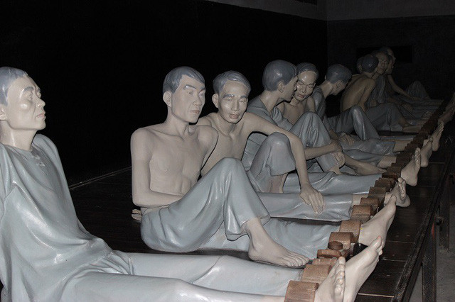 Những bức tượng bằng gỗ tái hiện cảnh tù đày khủng khiếp ở nhà tù Hỏa Lò