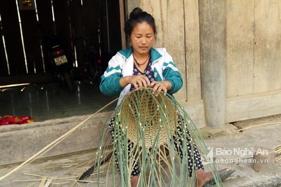 Việc đan bế từ lâu đã trở thành công việc quen thuộc đối với nhiều phụ nữ người Mông ở bản Hợp Thành vốn quanh năm chỉ quen với nương rẫy, bếp núc. Với họ, giờ đây nghề đan bế là một công việc chính để kiếm thêm thu nhập. Ảnh: Đào Thọ