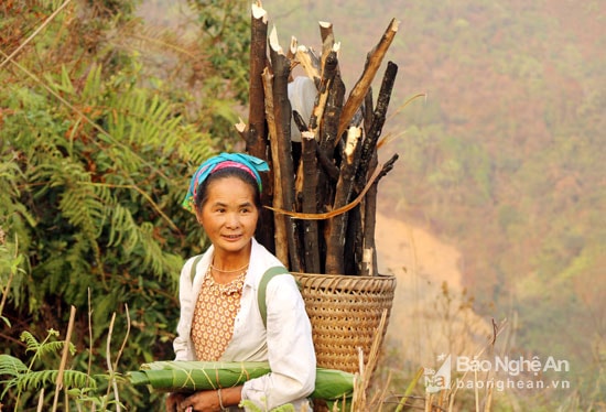 Chiếc bế là vật dụng không thể thiếu đối với phụ nữ Mông lúc ở nhà cũng như lúc lên nương rẫy. Mỗi chiếc bế có thời gian sử dụng 3-4 năm và mang theo bao nhiêu niềm vui nỗi buồn của họ. Ảnh: Đào Thọ