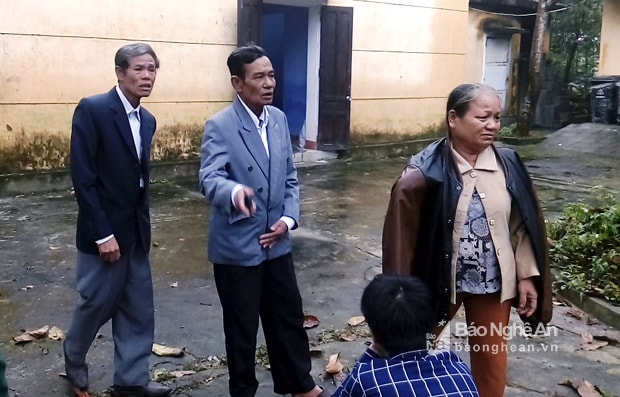 Gia đình ông Võ Xê đón người con trong gia đỉnh trong hoàn cảnh thê lương. Ảnh. Đình Toàn