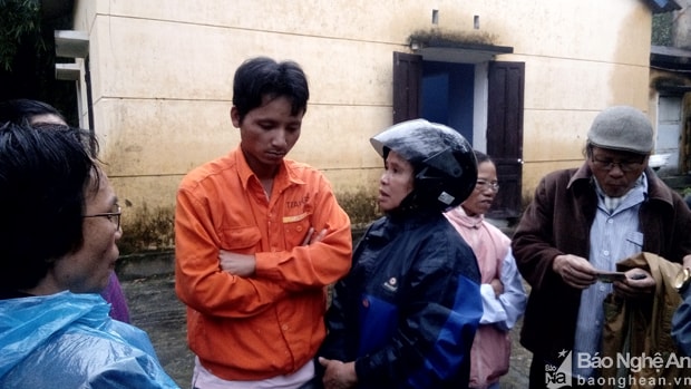 Bạn bè lớn tuổi cùng chiến trường xưa của ông Nghĩa đến nhà xác Bệnh viện Hương Trà, Thừa Thiên – Huế động viên người thân ông Nghĩa và giúp đỡ, đưa bạn trở về Nghệ An 