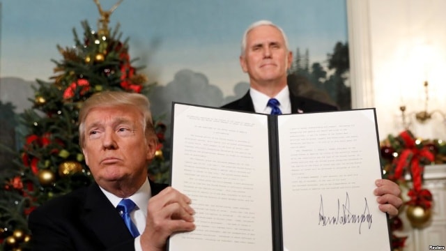 (1/1)Tổng thống Mỹ Donald Trump ký bản tuyên bố với sự chứng kiến của phó Tổng thống Mike Pence (phía sau) công nhận Jerusalem là thủ đô của Israel.