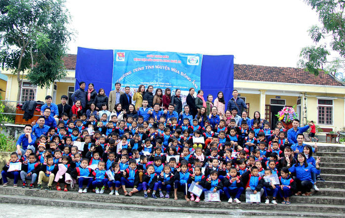 Đoàn trao tặng 128 áo ấm cho học sinh Trường Tiểu học Đồng Văn 1, xã Đồng Văn (Quế Phong). Ảnh: Hùng Cường