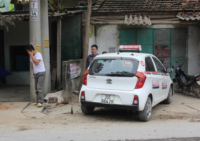 Chiếc xe taxi sau khi va chạm với xe máy đã dừng lại kịp thời. Ảnh: Hồng Hải