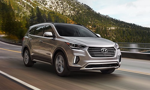 Santa Fe 2018 giá từ 29.900 USD tại Mỹ với 3 phiên bản trang bị, dùng chung động cơ 3.3 V6 GDI công suất 290 mã lực.