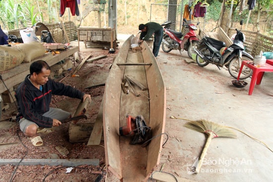 Cứ vài ba năm những người dân bản Lau chuyên nghề đánh cá lại giúp nhau đóng lại chiếc thuyền ba lá. Công việc lớn lao ấy tưởng chừng chỉ dành cho các lao động lành nghề nhưng lại được thực hiện bằng bàn tay của những người thợ bản. Ảnh: Đào Thọ