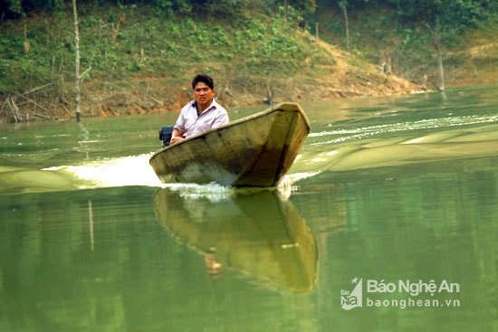 Chiếc thuyền ba lá không chỉ là phương tiện đi lại mà còn dụng cụ để mưu sinh đối với những người quanh năm gắn bó với dòng sông trên vùng cao Nghệ An. Ảnh: Đào Thọ