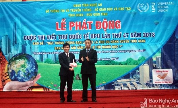 Ông Phan Văn Hào trao thể lệ cuộc thi cho lãnh đạo nhà trường. Ảnh. CTV.