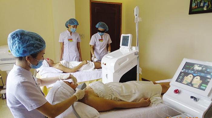 Thực hiện nâng cơ mặt trẻ hóa da bằng công nghệ HIFU tại Bệnh việnThái Thượng Hoàng. Ảnh: Đinh Nguyệt