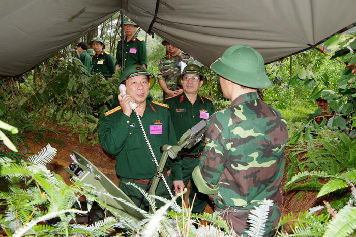 Đại tá Nguyễn Phương Hòa - Trưởng ban Chỉ đạo diễn tập kiểm tra khả năng bảo đảm TTLL của phương tiện thông tin vệ tinh V-SAT mang xách.  Ảnh: Kỳ Sơn
