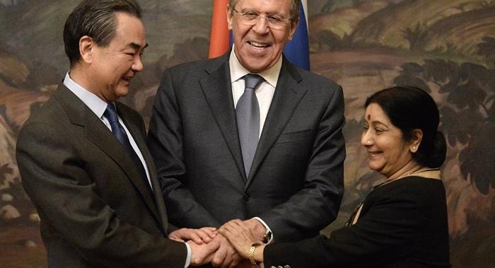 Ngoại trưởng Nga Sergei Lavrov (giữa) bắt tay cùng Ngoại trưởng Ấn Độ Sushma Swaraj (phải) và Ngoại trưởng Trung Quốc Vương Nghị (trái) (Nguồn: Sputnik