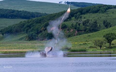 UR-77 Meteorit khai hỏa khi đang bơi.