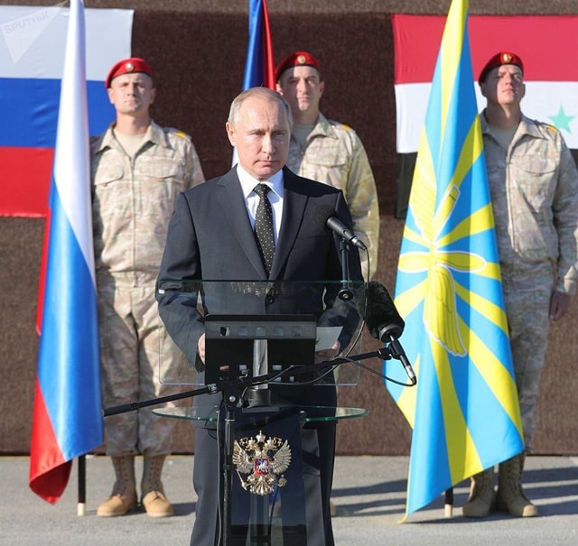 Tổng thống Putin có bài phát biểu tại căn cứ. Ảnh: Sputnik