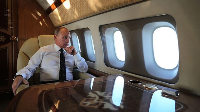 Tổng thống Putin ngắm dàn máy bay hộ tống từ chuyên cơ. Ảnh: Kremlin