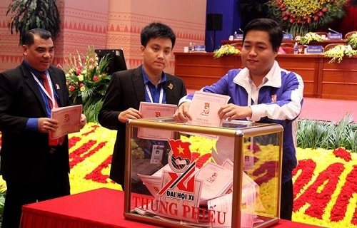 Các đại biểu tham gia bầu cử sáng 12/12. Ảnh: T.T