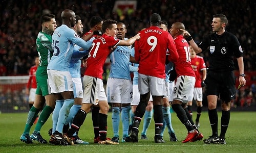 Không khí căng thẳng đã xảy ra giữa các cầu thủ Man City và Man Utd trong trận đấu.