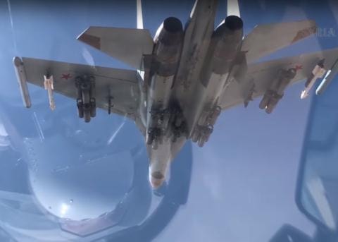 Tiem kich F-22 bo chay khi Su-35 mang vu khi ap sat 