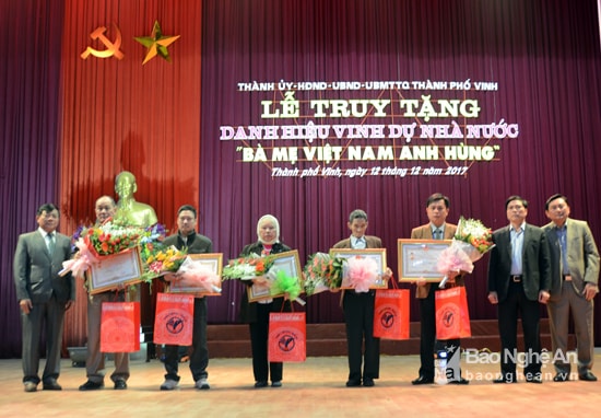 ãnh đạo TP. Vinh đã trao bằng công nhận và các phần lễ cho thân nhân các Mẹ