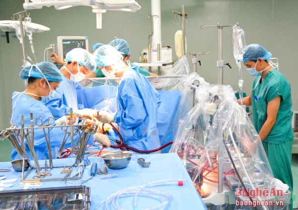 Phẫu thuật tim hở tại Bệnh viện Hữu nghị Đa khoa Nghệ An. Ảnh: tư liệu