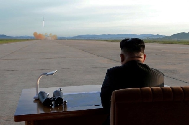 Nhà lãnh đạo Triều Tiên Kim Jong – Un trực tiếp theo dõi một vụ phóng tên lửa. Ảnh: Reuters