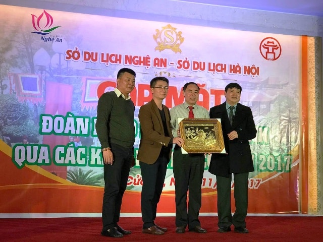 Đoàn khảo sát tặng quà lưu niệm cho Sở Du lịch Nghệ An. Ảnh: Vương Bằng