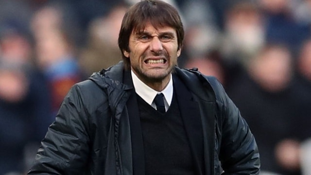 HLV Conte thất vọng sau trận thua của Chelsea trước West Ham. Ảnh: Internet.