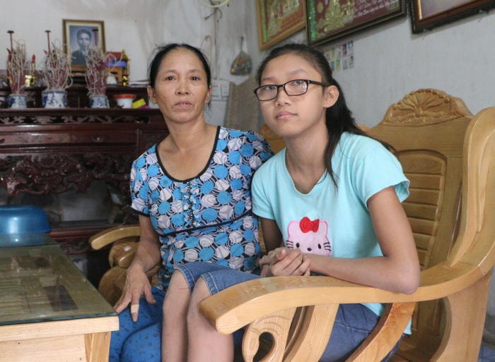 Con gái Phạm Thị Quỳnh Trang phải đeo kính 12 độ nhưng cũng phải đi chừng theo quán tính. Ảnh: Hà Linh