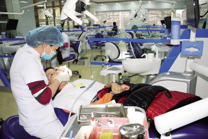 Bác sỹ Bệnh viện Thái Thượng Hoàng thực hiện kỹ thuật Răng hàm mặt. Ảnh: Tư liệu