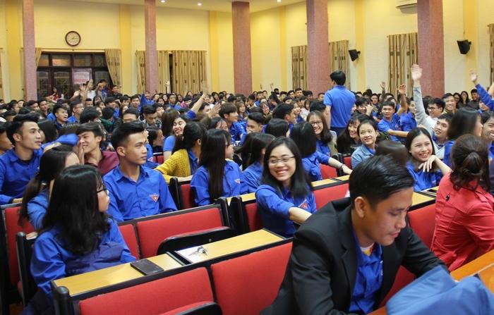 Các đoàn viên sôi nổi phát biểu tại đêm giao lưu.Ảnh: Hoài Thu