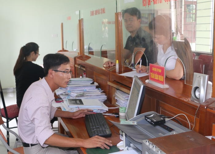 Cán bộ tư pháp xã Nghi Khánh (Nghi Lộc) làm thủ tục đăng ký hộ tịch cho người dân. Ảnh: Gia Huy
