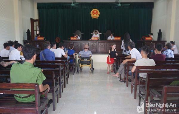 Một phiên tòa xét xử ly hôn và tranh chấp nuôi con giữa chồng Tây, vợ Việt. Ảnh: Hoàng Lam