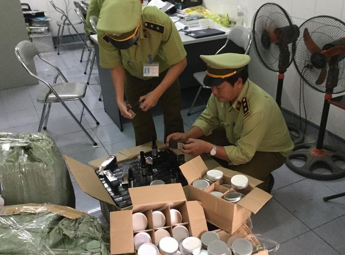 Lực lượng chức năng thu giữ hàng mỹ phẩm không rõ nguồn gốc. Ảnh: Phương Thảo
