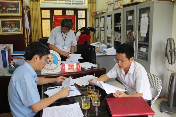 Đoàn công tác liên ngành tỉnh Nghệ An kiểm tra việc thực hiện Chỉ thị 26CT-TW và chỉ thị 17CT-TU tại UBND xã Lưu Sơn, huyện Đô Lương. Ảnh: Hoài Thu