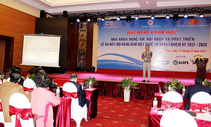 Bác sỹ CKII Trần Giao Hòa – Nguyên trưởng bộ môn Nha chu, Khoa Răng hàm mặt – Trường Đại học Y dược TP.HCM báo cáo đề tài “Phẫu thuật điều trị phức hợp xương - ổ - răng – nướu trong nha khoa thẩm mỹ”.
