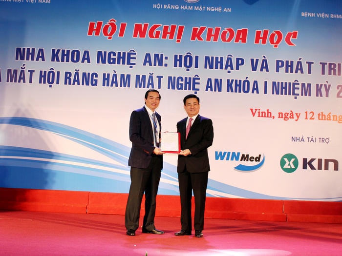 Chủ tịch Hội Răng hàm mặt Việt Nam trao quyết định công nhận thành viên. Ảnh: Đinh Nguyệt