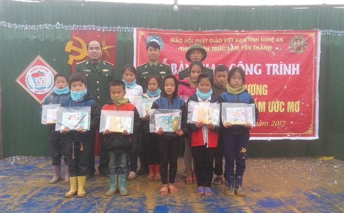 Tại điểm trường Huồi Pốc, cán bộ chiến sỹ đồn biên phòng cửa khẩu quốc tế Nậm Cắn cũng trao 140 phần quà cho các em học sinh của nhà trường. Ảnh: Lữ Phú
