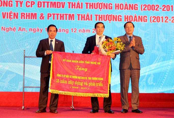 UBND Tỉnh trao tặng đơn vị bức trướng mang dòng chữ “Công ty CP Đầu tư Thương mại dịch vụ Thái Thượng Hoàng 15 năm xây dựng và phát triển (2002 – 2017)”. Ảnh: Đinh Nguyệt