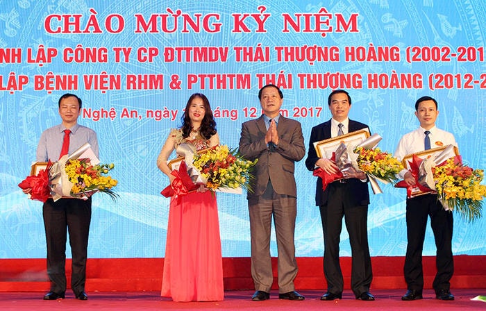 Công ty Cổ phần ĐTTMDV Thái Thượng Hoàng vinh dự đón nhận Bằng khen của UBND tỉnh. Ảnh: Đinh Nguyệt